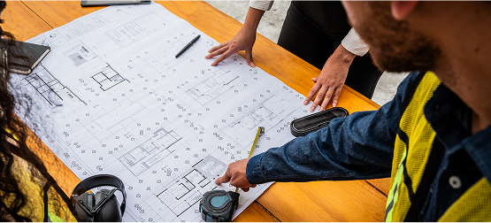 trabajadores revisando planos