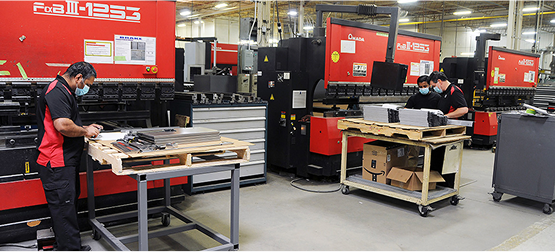 trabajadores en un almacén