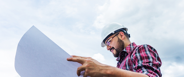 hombre mirando planos