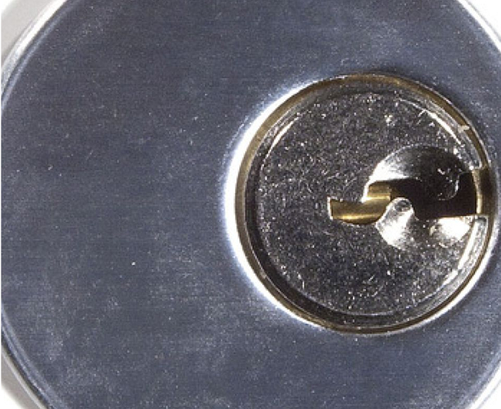 Cerradura de cilindro de embutir.